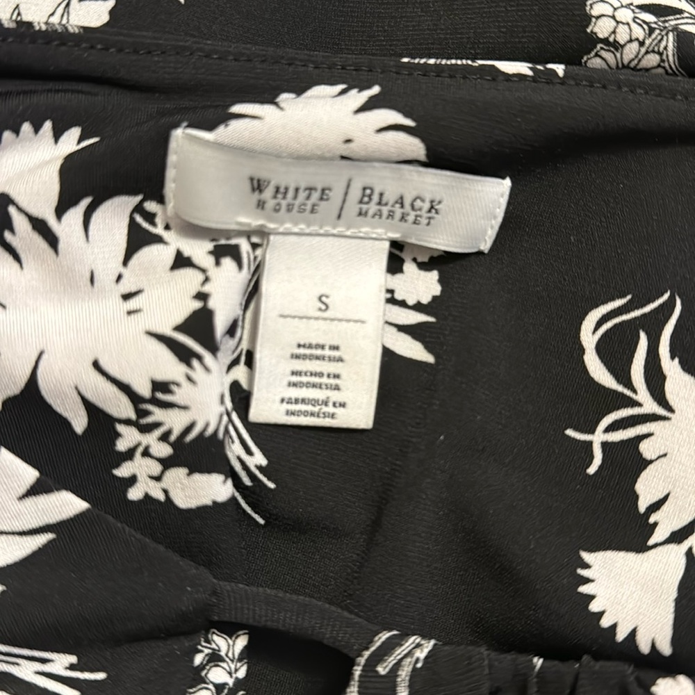 White House Black Market short sleeve floral blouse - Picture 6 of 7